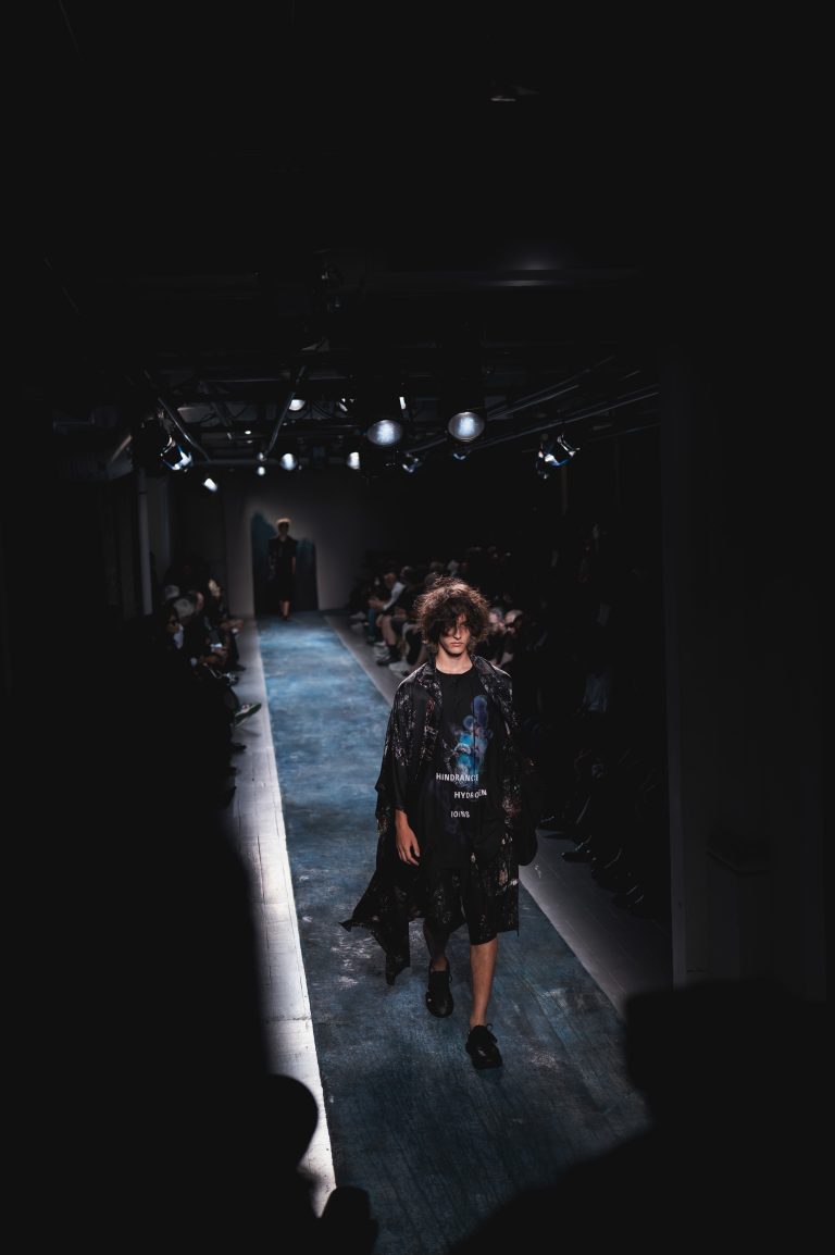 La poésie et la puissance de Yohji Yamamoto bousculent le consensus de la Fashion Week