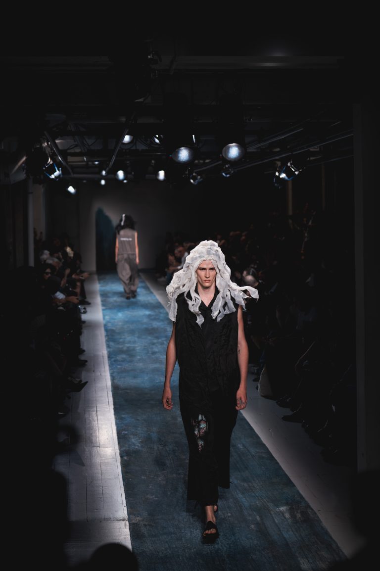 La poésie et la puissance de Yohji Yamamoto bousculent le consensus de la Fashion Week