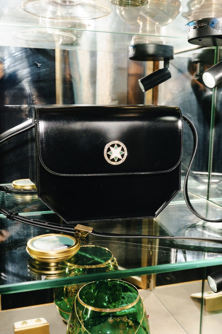 11 Juillet fait ses débuts à Paris pendant la Haute Couture