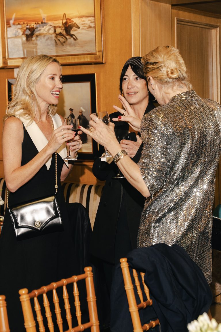  - 11 Juillet fait ses débuts à Paris pendant la Haute Couture