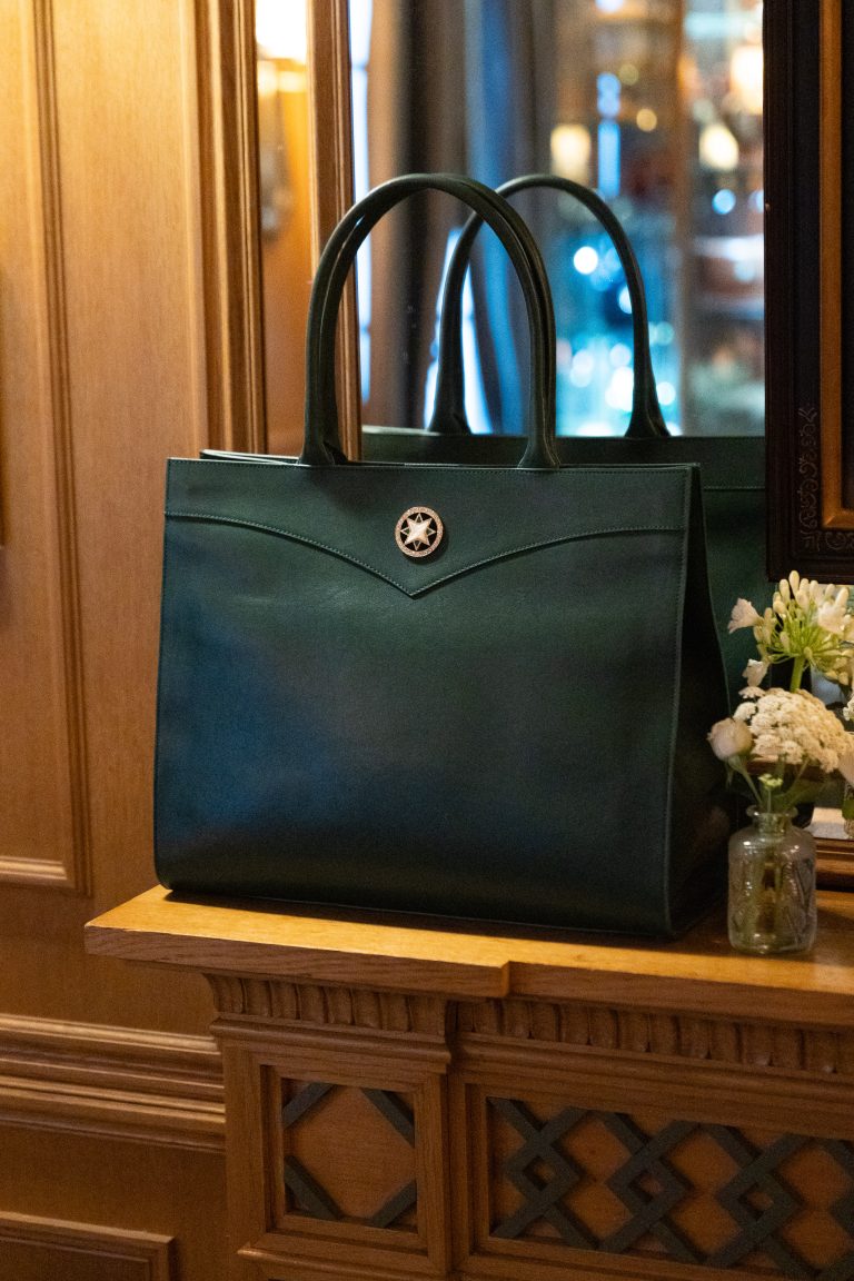 11 Juillet fait ses débuts à Paris pendant la Haute Couture