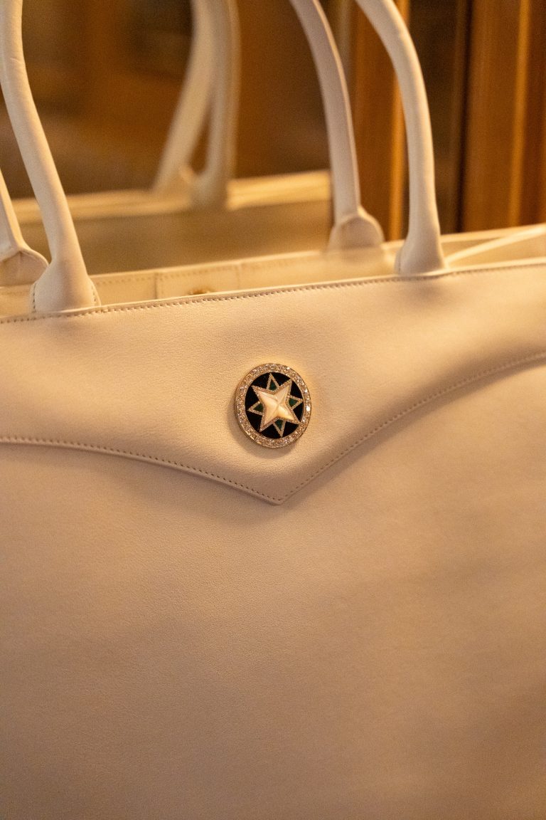 11 Juillet fait ses débuts à Paris pendant la Haute Couture