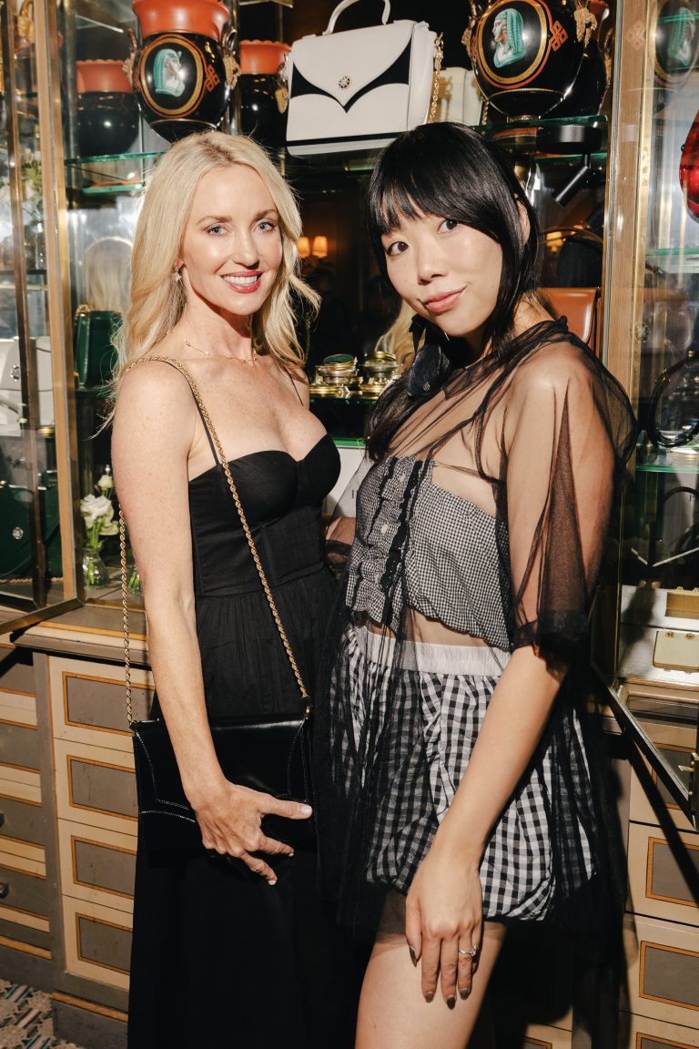  - 11 Juillet fait ses débuts à Paris pendant la Haute Couture