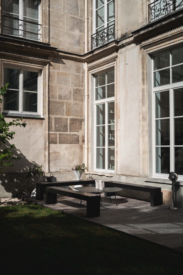 dinh van célèbre sa collection Menottes perles à l’occasion d’une Garden Party chez Amélie Maison d’Art
