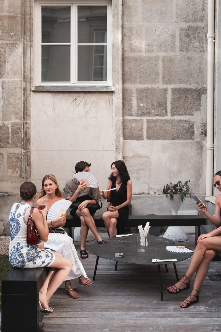 dinh van célèbre sa collection Menottes perles à l’occasion d’une Garden Party chez Amélie Maison d’Art