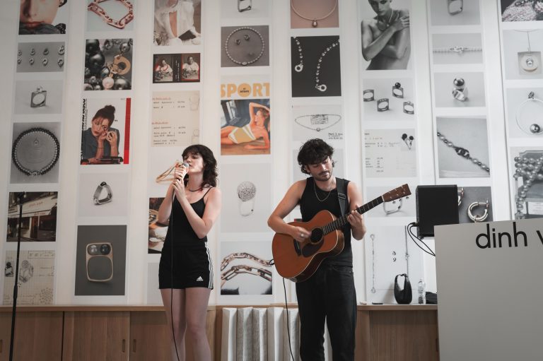  - dinh van célèbre sa collection Menottes perles à l’occasion d’une Garden Party chez Amélie Maison d’Art
