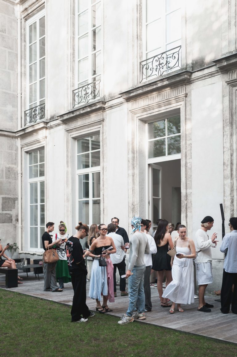 dinh van célèbre sa collection Menottes perles à l’occasion d’une Garden Party chez Amélie Maison d’Art