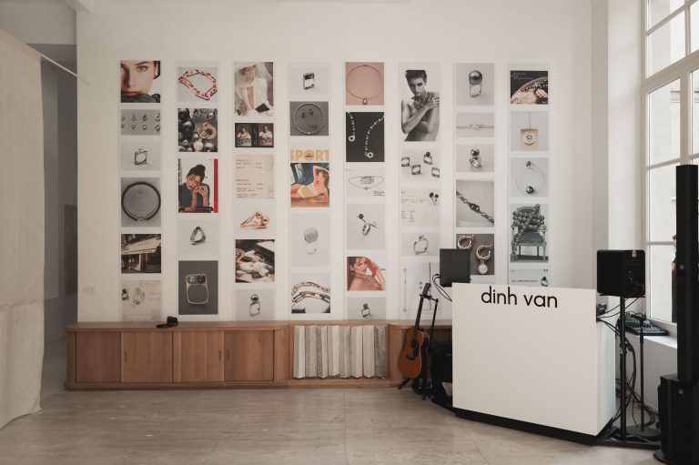 dinh van célèbre sa collection Menottes perles à l’occasion d’une Garden Party chez Amélie Maison d’Art