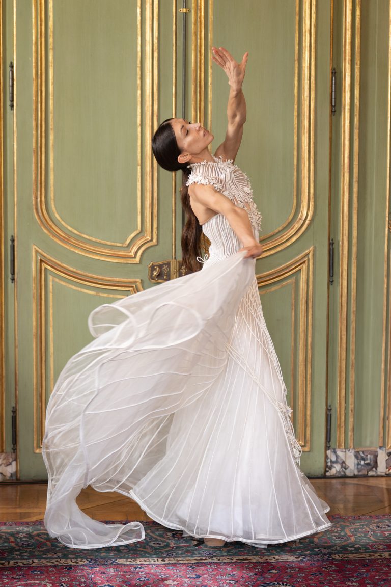 Les silhouettes fantastiques de Vaishali S Couture s’emparent de la résidence de l’ambassadeur indien à Paris