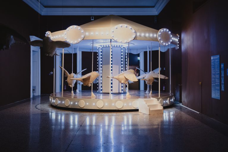 Valerio Berruti a Palazzo Reale: un viaggio tra infanzia, arte monumentale e musica