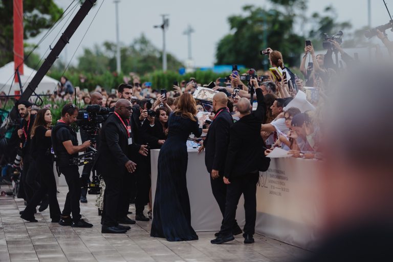 Julia Roberts fait ses débuts à Venise avec “After the Hunt”, le nouveau thriller de Luca Guadagnino