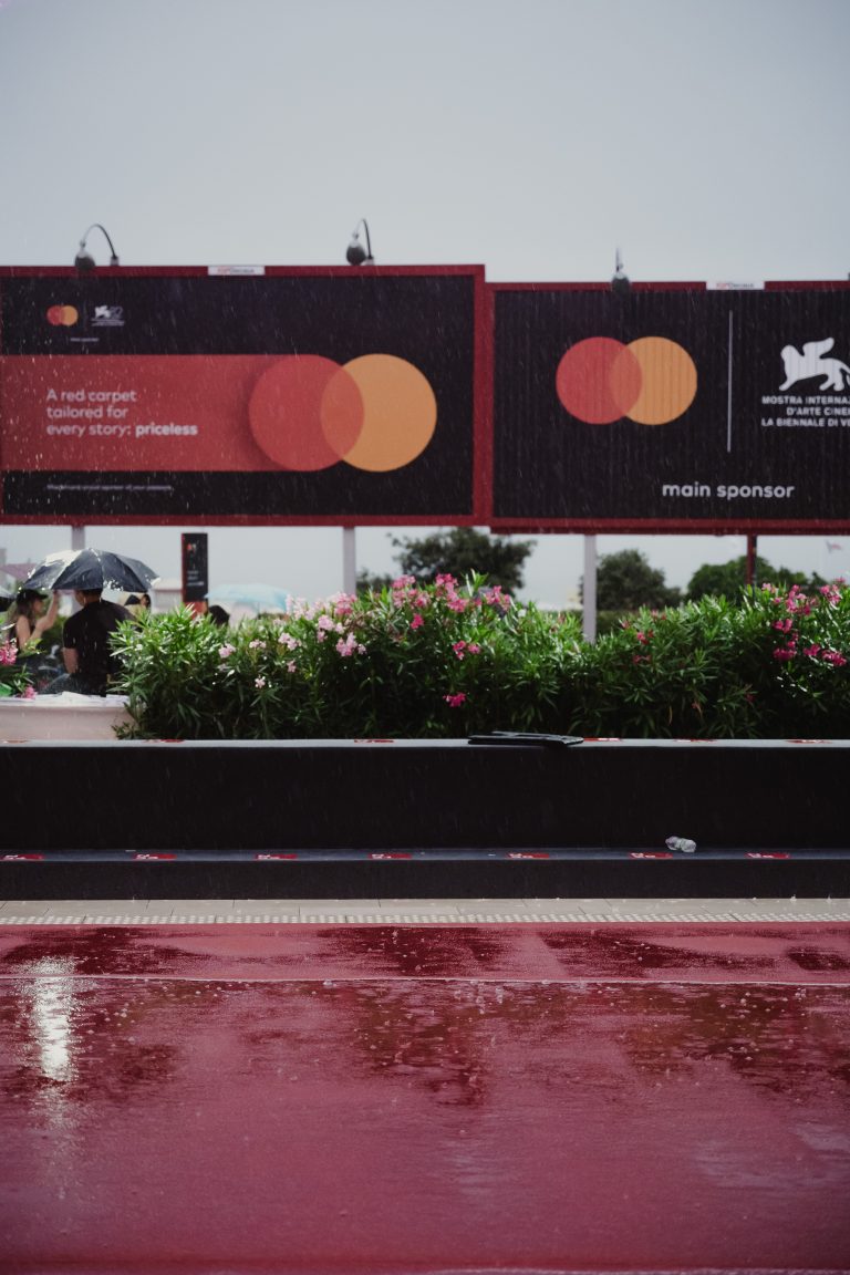 Pluie, abeilles et aliens : Yorgo Lanthimos célèbre son retour à Venise avec “Bugonia”