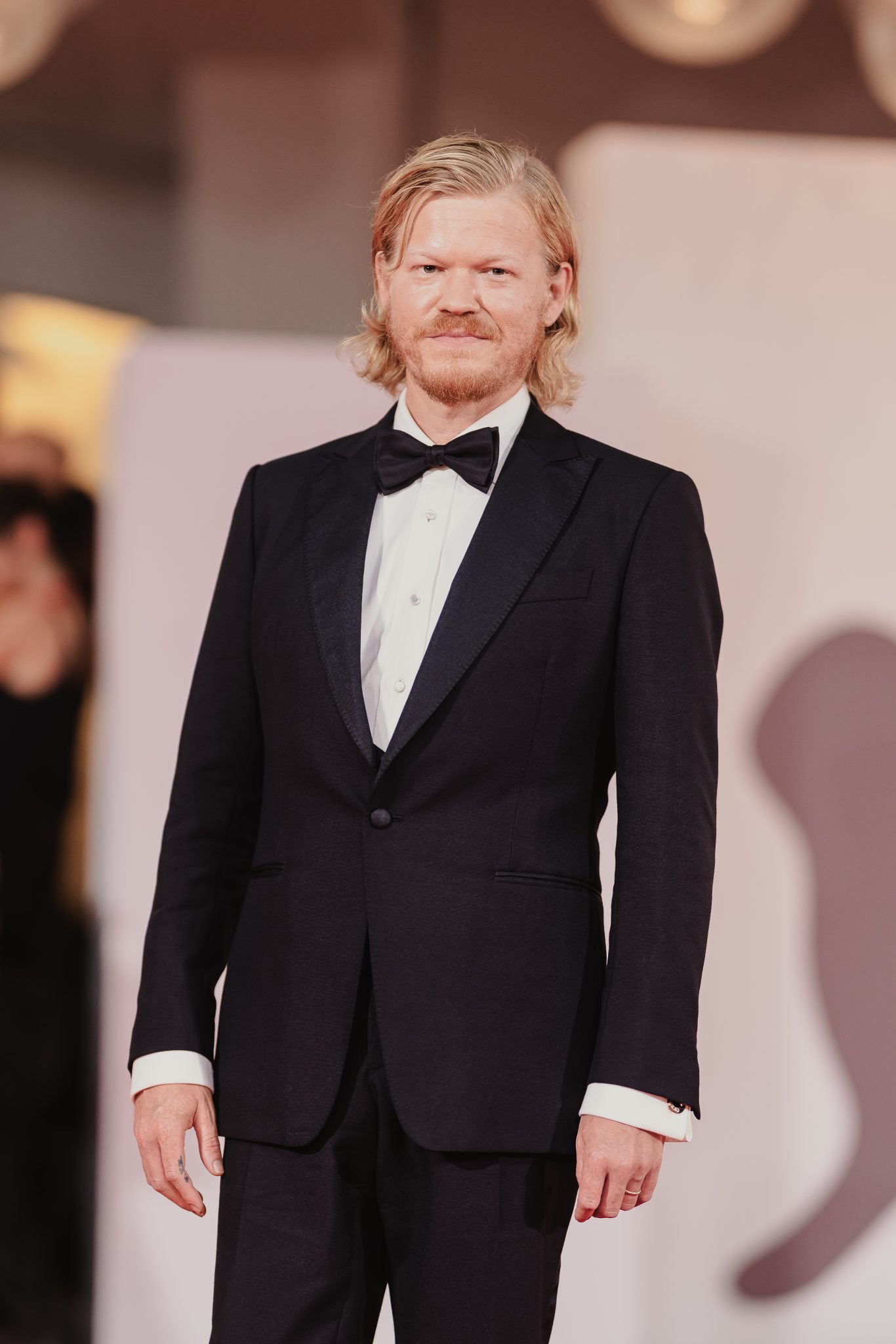  - Rain, Bees and Aliens: Yorgo Lanthimos Returns to Venice with “Bugonia”