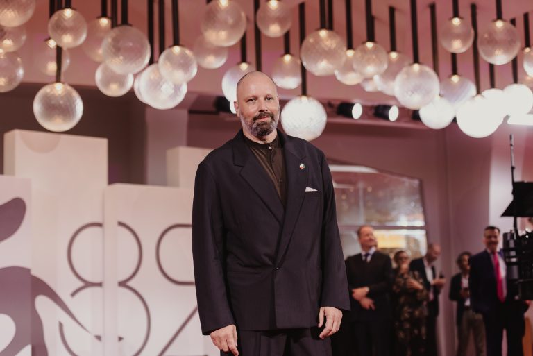  - Pluie, abeilles et aliens : Yorgo Lanthimos célèbre son retour à Venise avec “Bugonia”