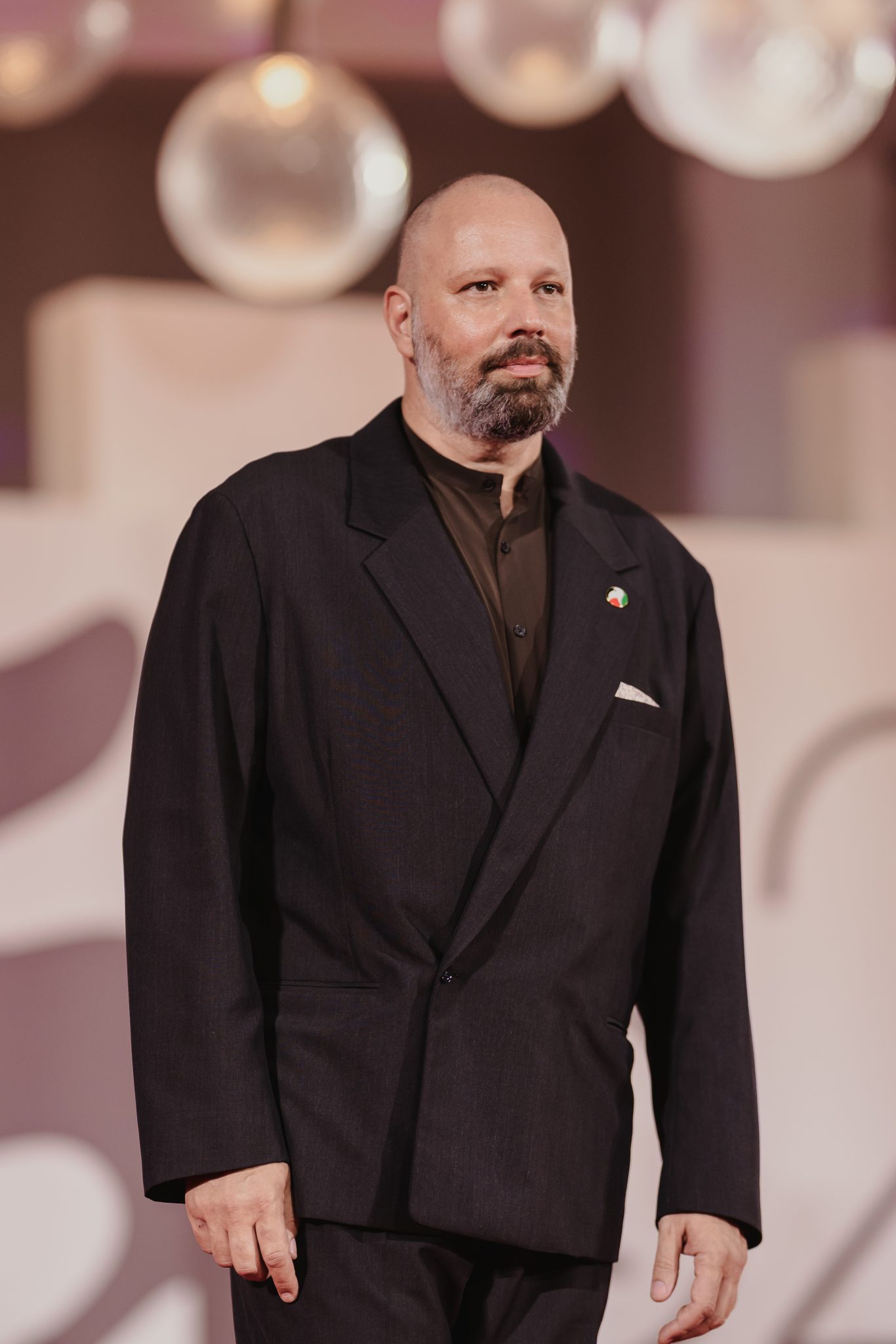  - Rain, Bees and Aliens: Yorgo Lanthimos Returns to Venice with “Bugonia”