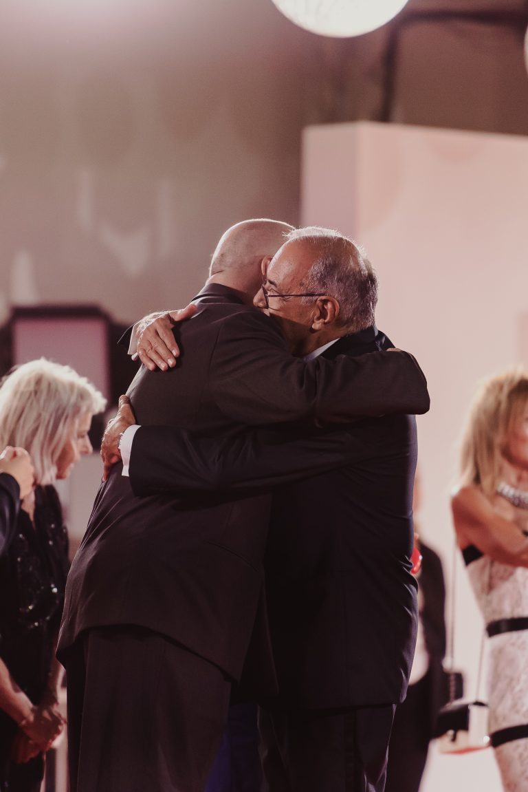 Pluie, abeilles et aliens : Yorgo Lanthimos célèbre son retour à Venise avec “Bugonia”