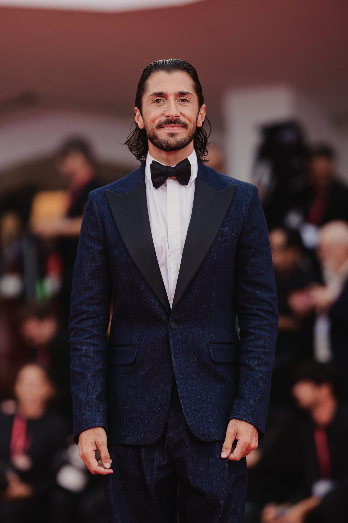  - Rain, Bees and Aliens: Yorgo Lanthimos Returns to Venice with “Bugonia”