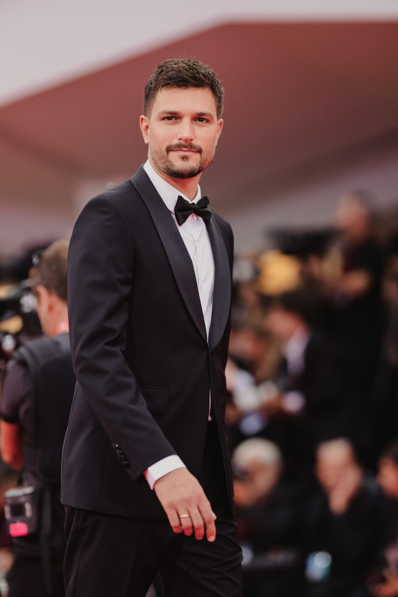  - Rain, Bees and Aliens: Yorgo Lanthimos Returns to Venice with “Bugonia”