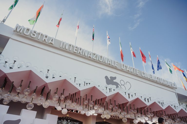 Frankenstein di Del Toro incanta Venezia 82: un’epopea sull’essere umani