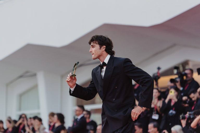  - Frankenstein di Del Toro incanta Venezia 82: un’epopea sull’essere umani