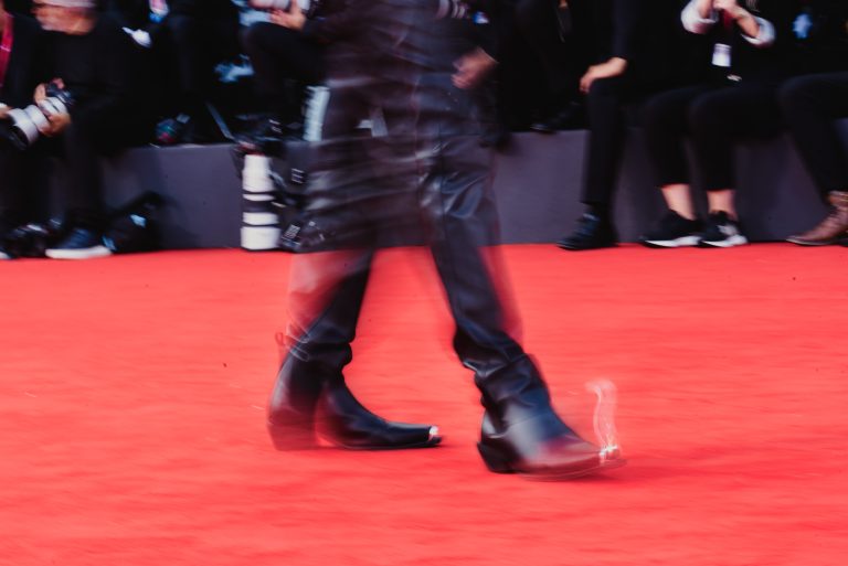 Frankenstein di Del Toro incanta Venezia 82: un’epopea sull’essere umani