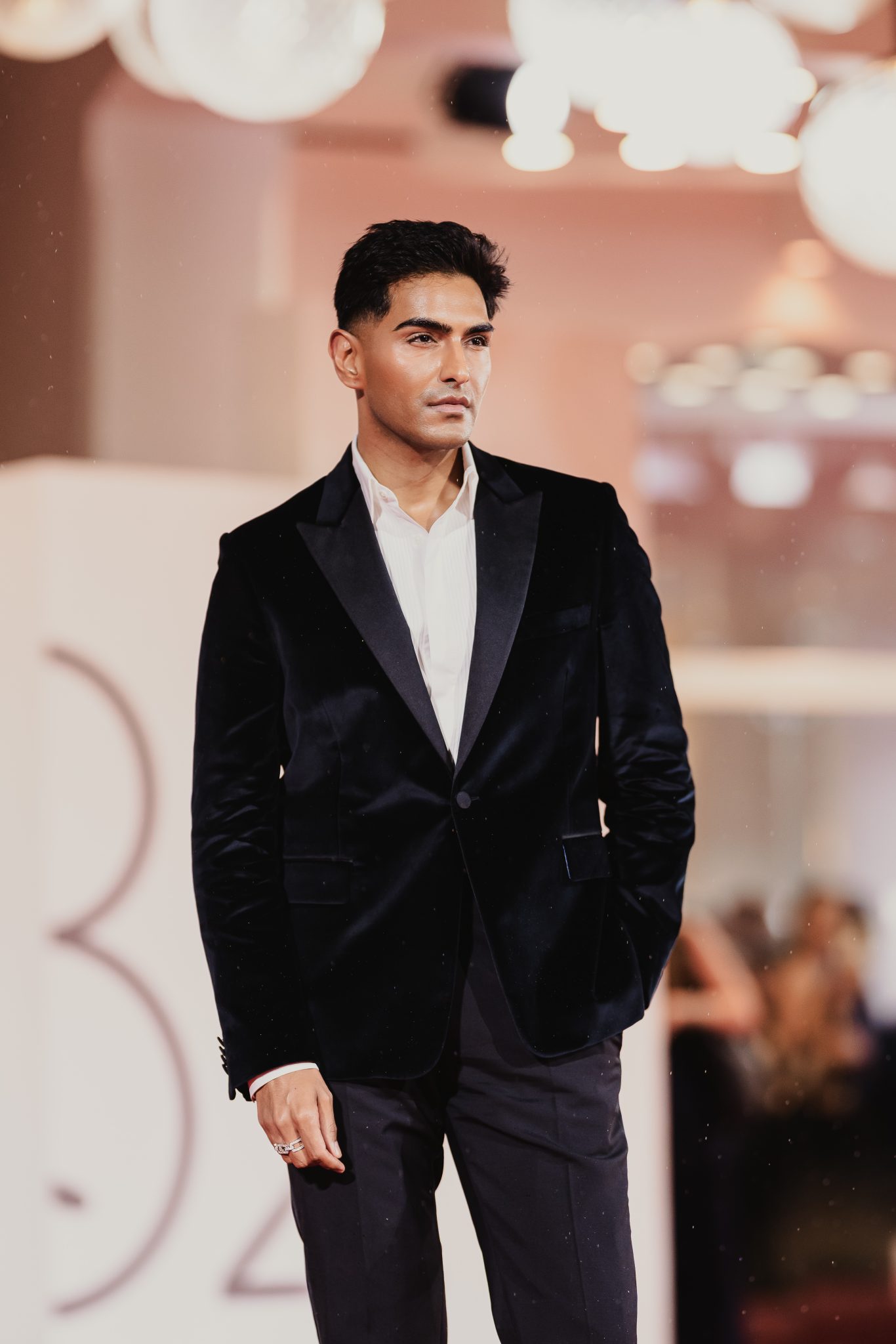  - Clooney Navigates Irony and Melancholy with Grace in “Jay Kelly”