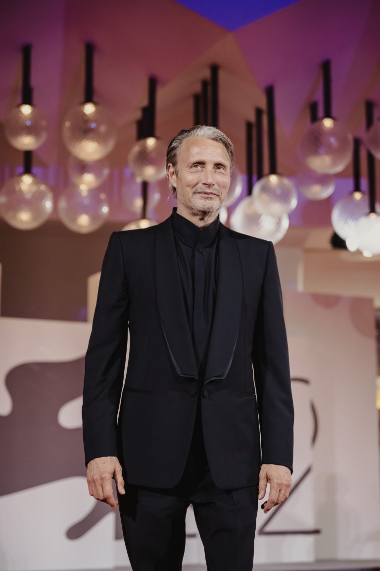  - Mads Mikkelsen dévoile une nouvelle facette de son jeu d’acteur dans « The Last Viking »