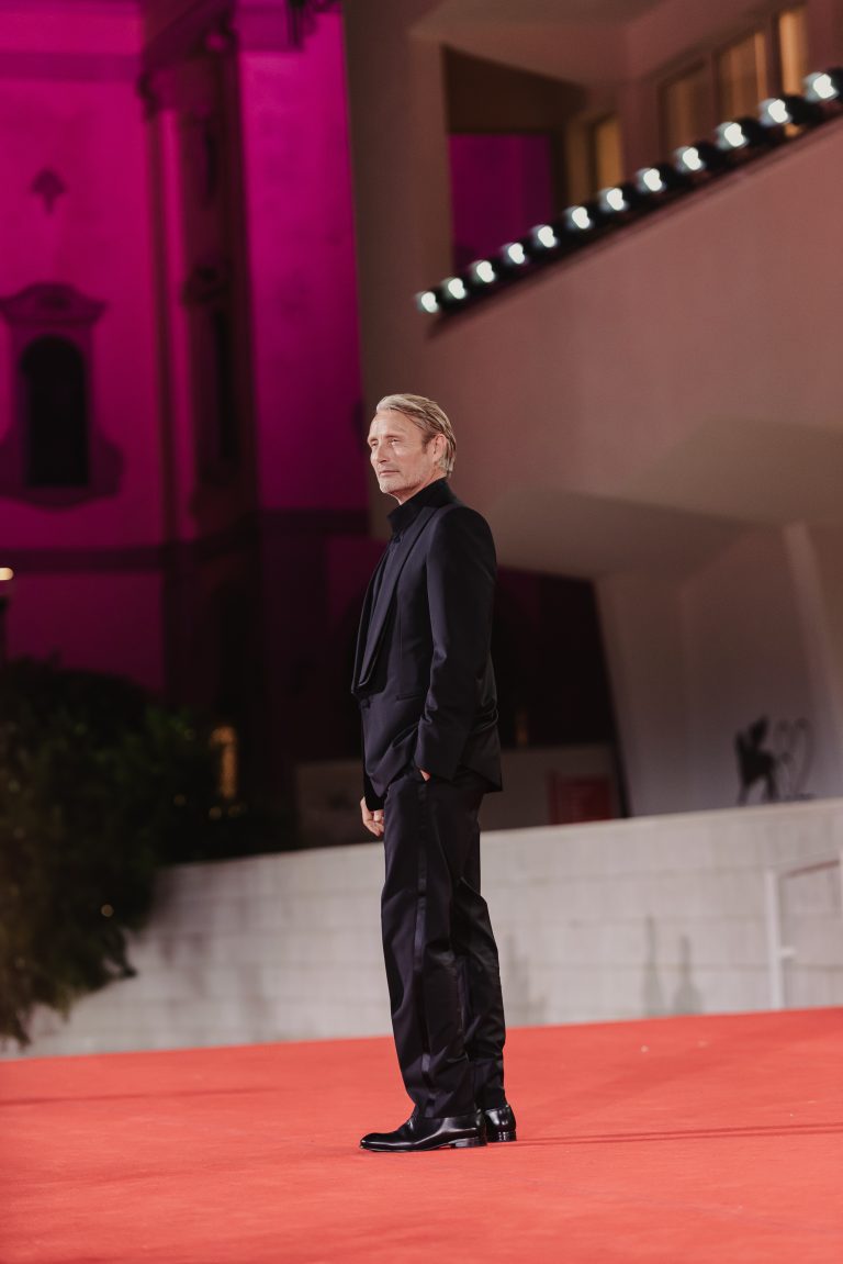  - Mads Mikkelsen dévoile une nouvelle facette de son jeu d’acteur dans « The Last Viking »