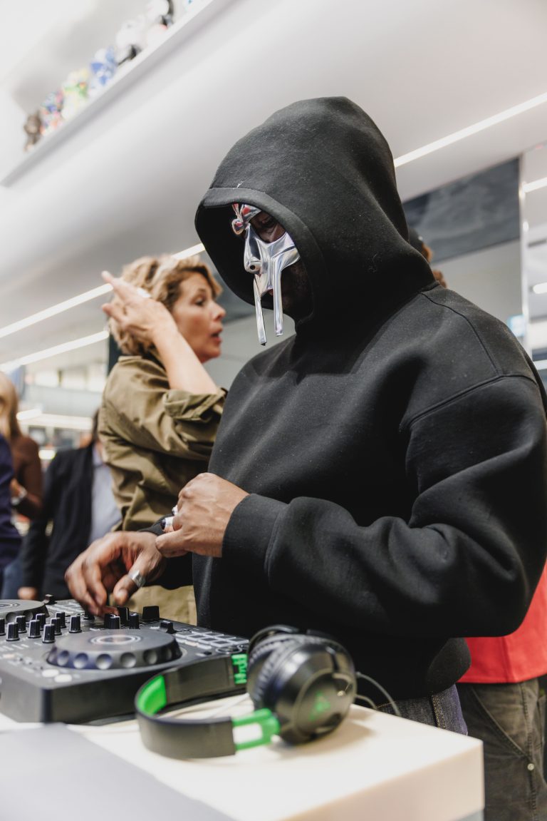  - Lexon et Jeff Koons mélangent art et technologie