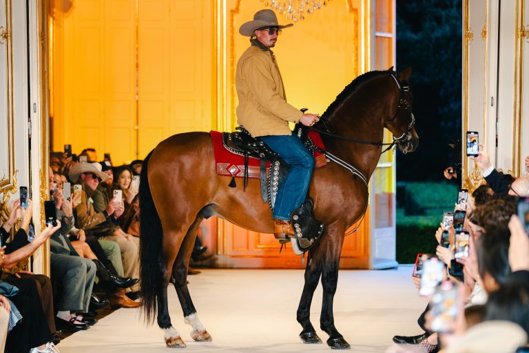 Le premier défilé de Post Malone à Paris électrise la rentrée