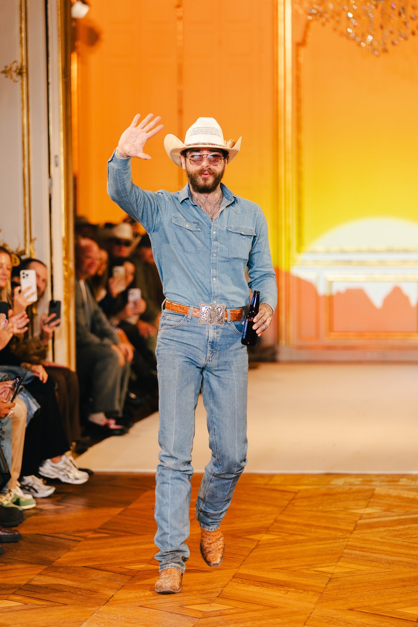  - Le premier défilé de Post Malone à Paris électrise la rentrée