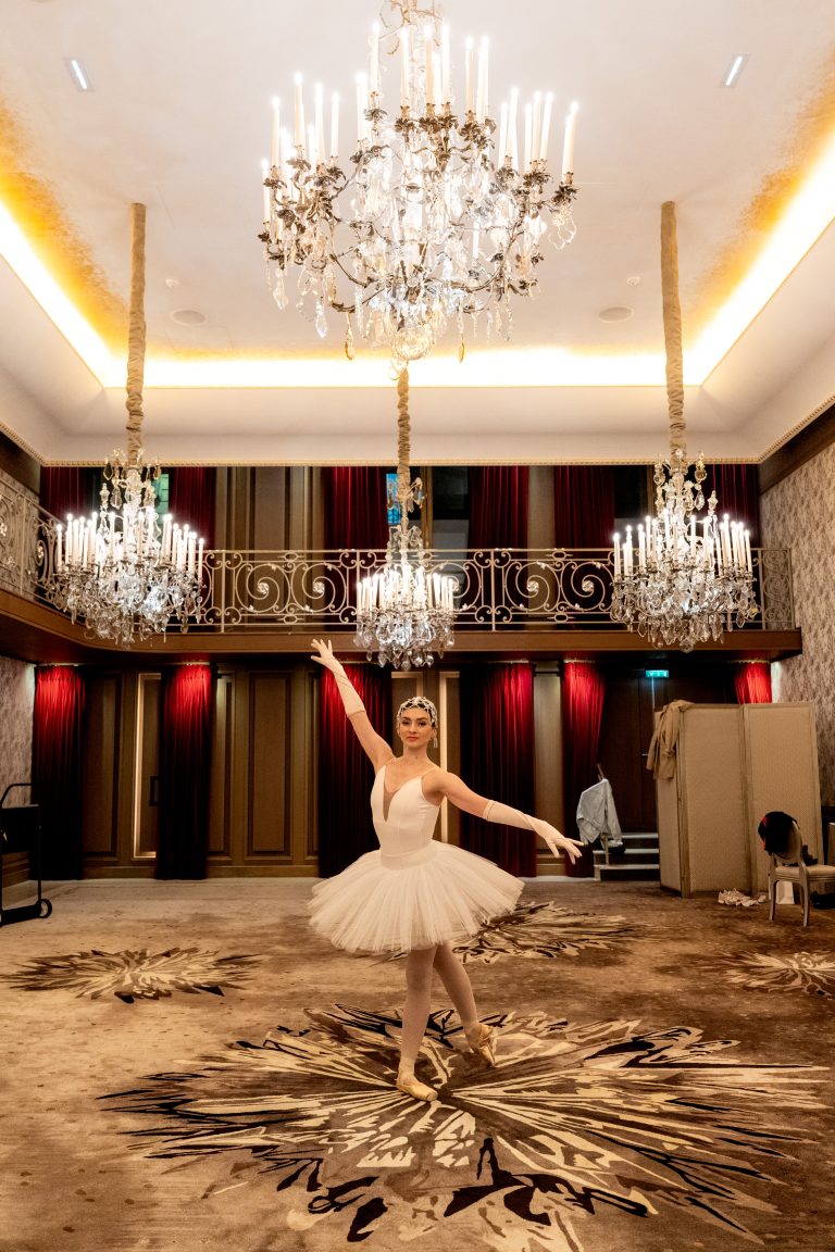 Maison Rama Rilys dévoile sa nouvelle collection lors d’un dîner poétique et couture au Plaza Athénée