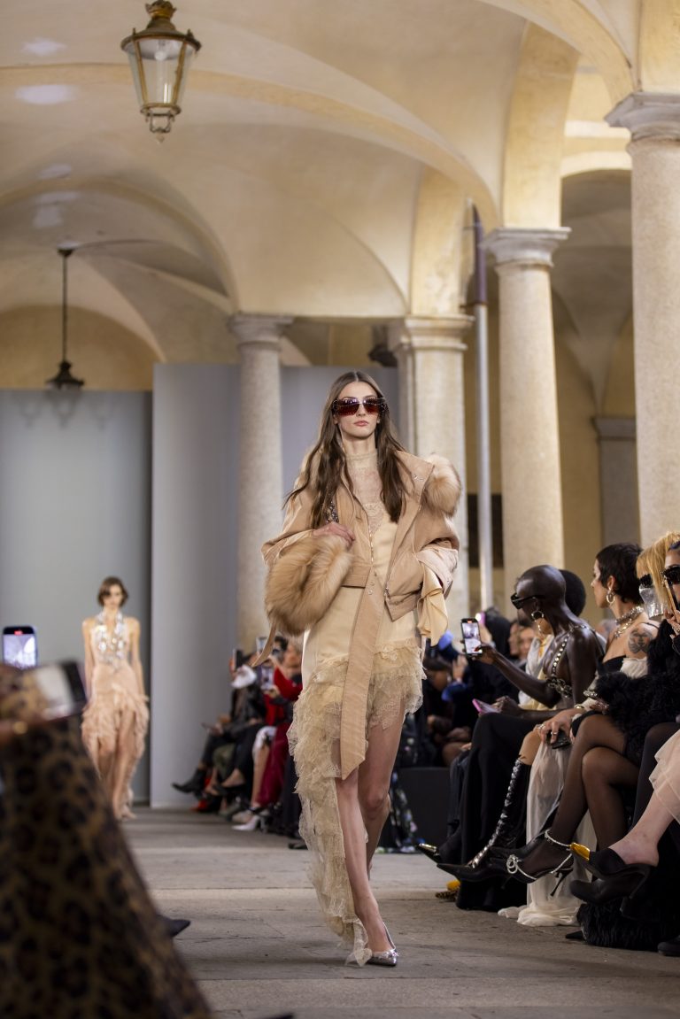 Blumarine: il volo di una farfalla nera