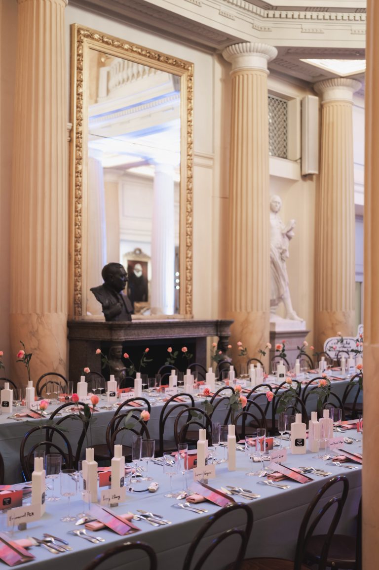 Les dessins délicats de Jean Jullien illuminent le parfum Odéon de MEMO