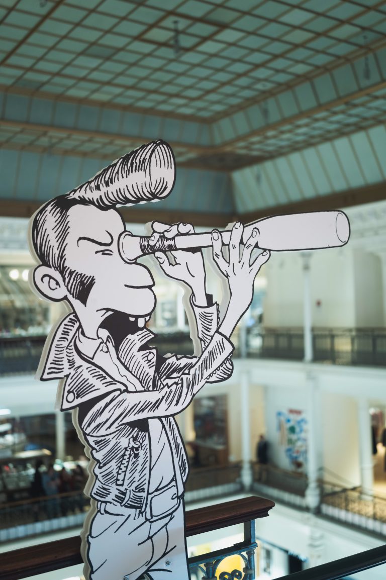 ROCK’N’DRÔLE, le Rock s’empare du Bon Marché avec Antoine de Caunes 