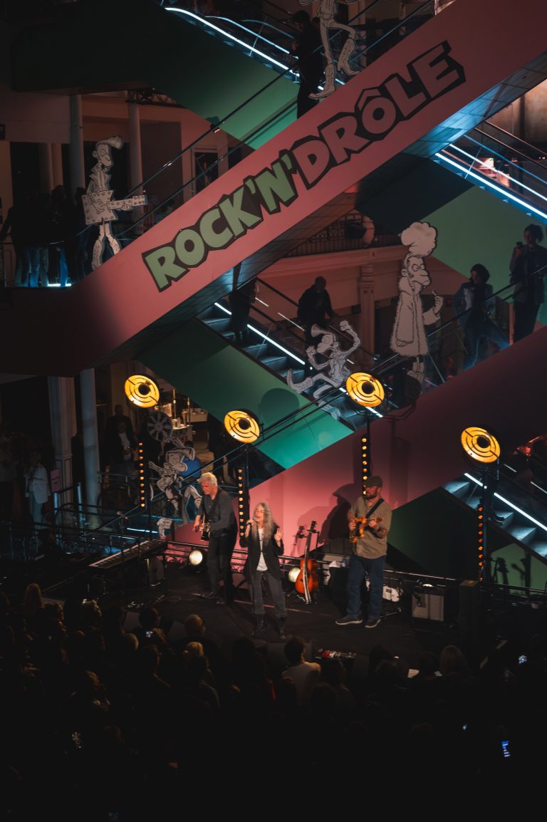 ROCK’N’DRÔLE, le Rock s’empare du Bon Marché avec Antoine de Caunes 