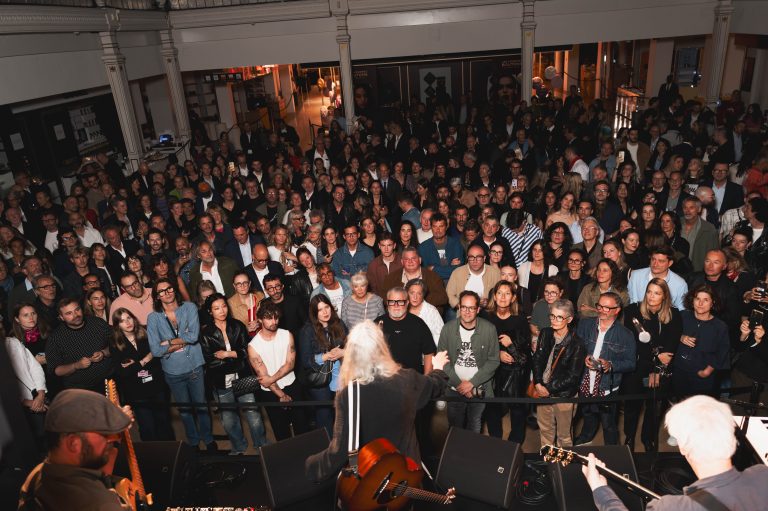 ROCK’N’DRÔLE, le Rock s’empare du Bon Marché avec Antoine de Caunes 