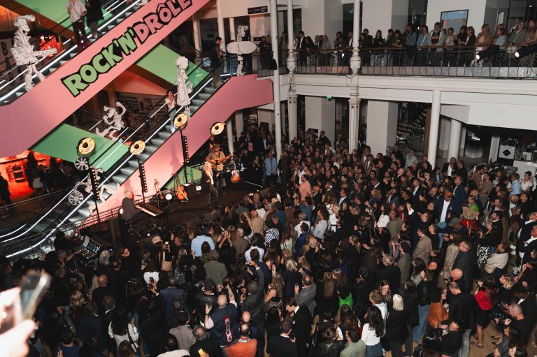 ROCK’N’DRÔLE, le Rock s’empare du Bon Marché avec Antoine de Caunes 