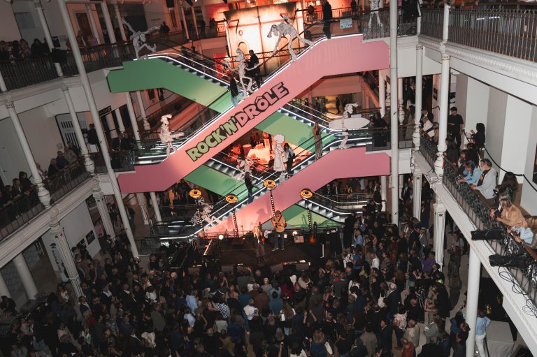 ROCK’N’DRÔLE, le Rock s’empare du Bon Marché avec Antoine de Caunes 