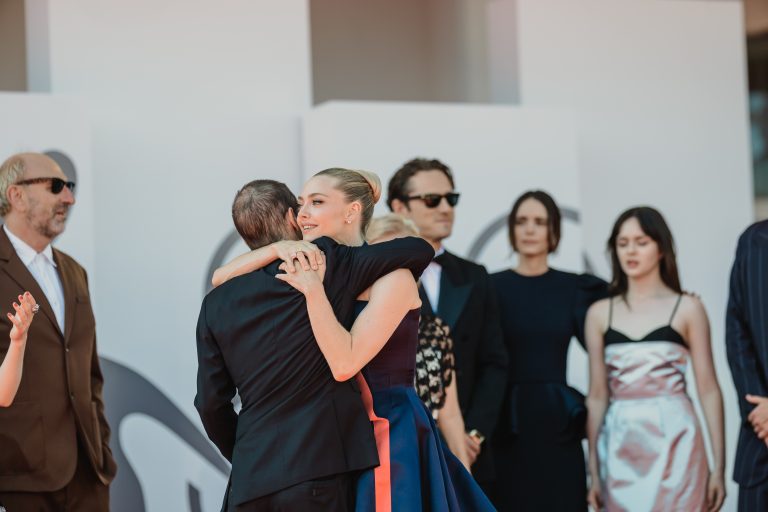  - Ann Lee spiazza Venezia: Amanda Seyfried guida il musical più “inatteso” dell’anno