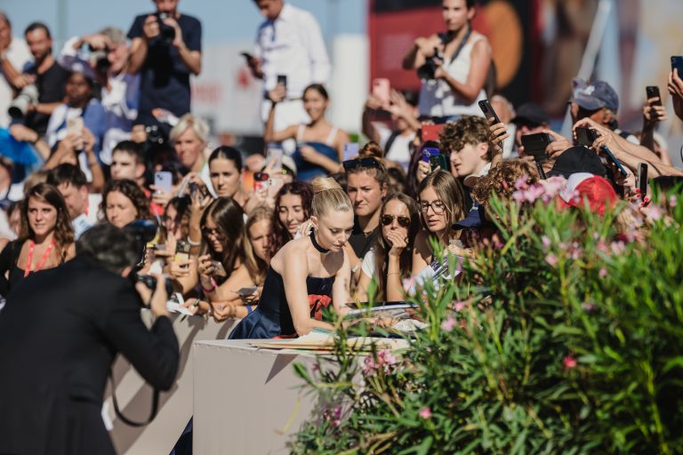  - Ann Lee spiazza Venezia: Amanda Seyfried guida il musical più “inatteso” dell’anno