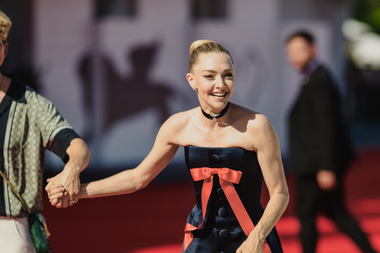  - Ann Lee spiazza Venezia: Amanda Seyfried guida il musical più “inatteso” dell’anno