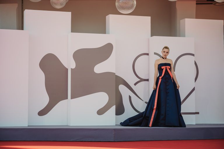  - Ann Lee spiazza Venezia: Amanda Seyfried guida il musical più “inatteso” dell’anno