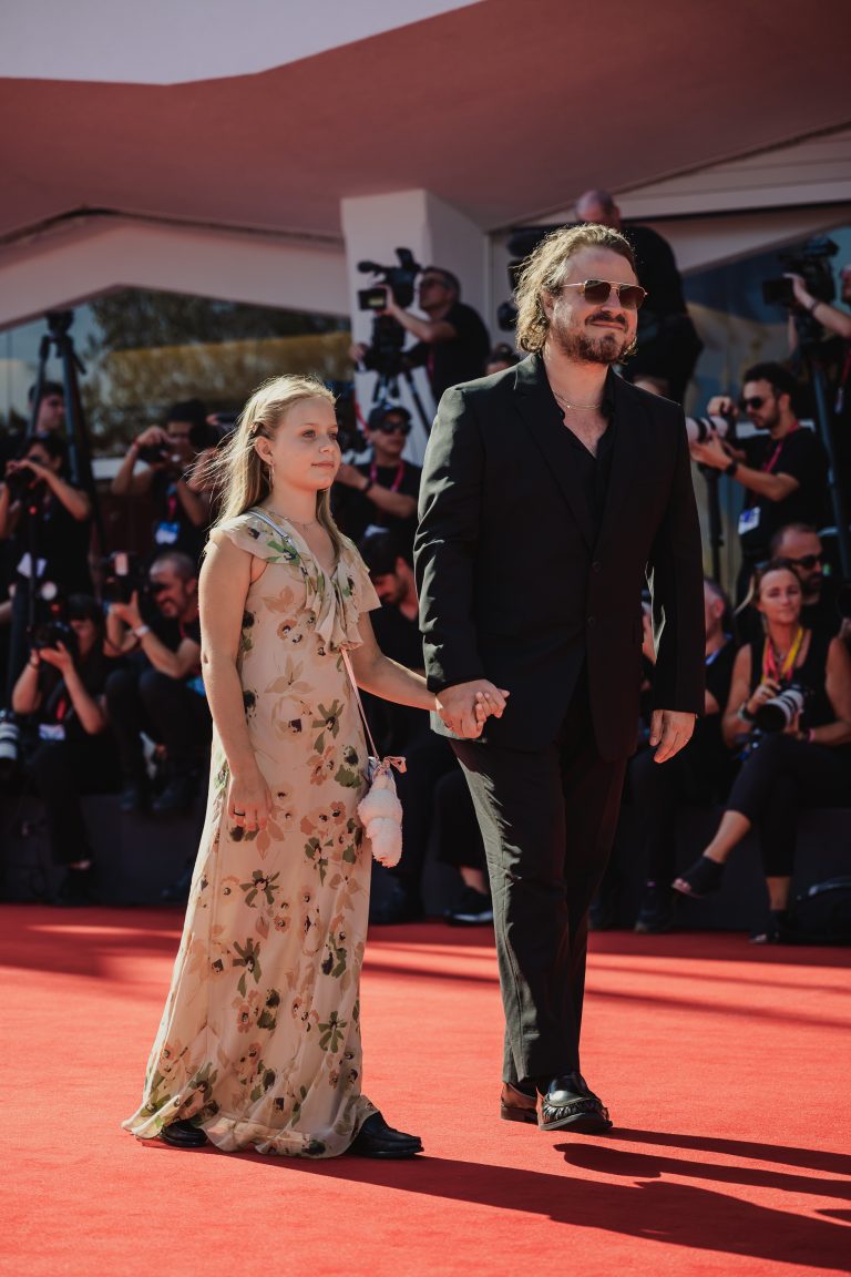  - Ann Lee spiazza Venezia: Amanda Seyfried guida il musical più “inatteso” dell’anno