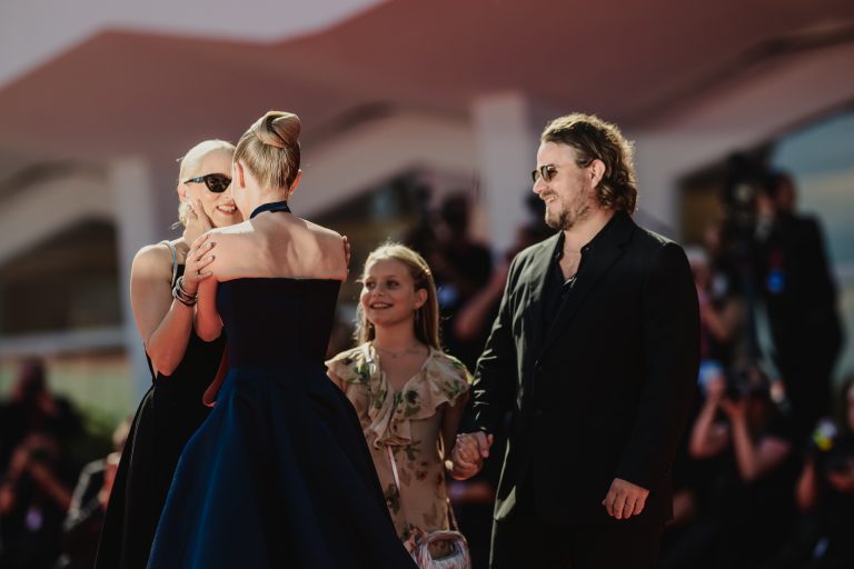  - Ann Lee spiazza Venezia: Amanda Seyfried guida il musical più “inatteso” dell’anno