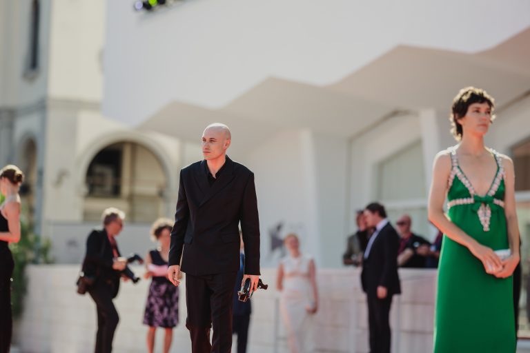  - Ann Lee spiazza Venezia: Amanda Seyfried guida il musical più “inatteso” dell’anno