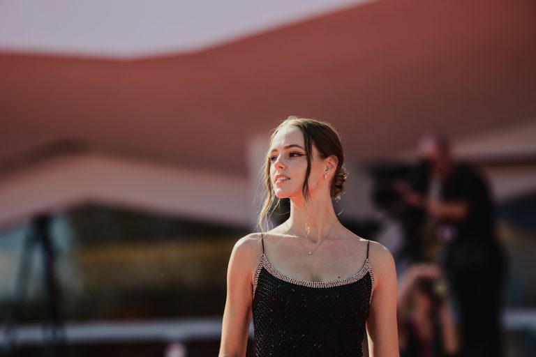  - Ann Lee spiazza Venezia: Amanda Seyfried guida il musical più “inatteso” dell’anno