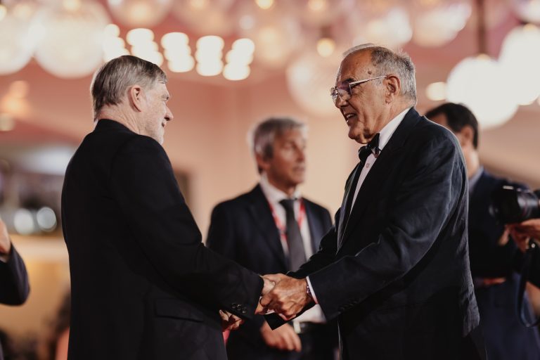  - Venezia 82 applaude Van Sant: stile e tensione sul tappeto rosso di Dead Man’s Wire