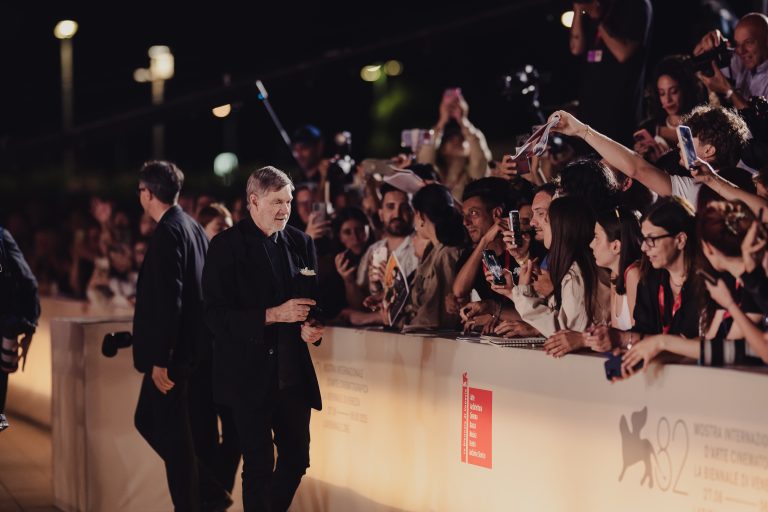  - Venezia 82 applaude Van Sant: stile e tensione sul tappeto rosso di Dead Man’s Wire