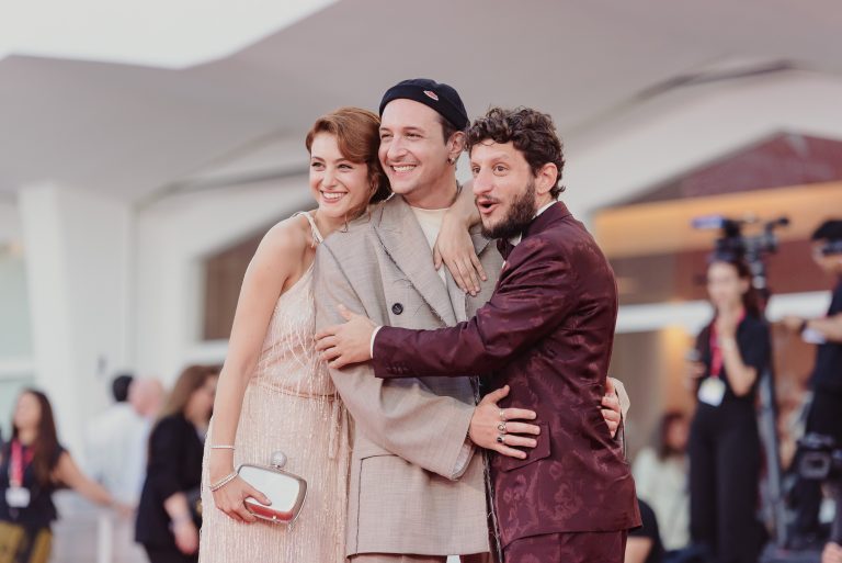  - Duse a Venezia 82: il red carpet diventa teatro e la diva rinasce